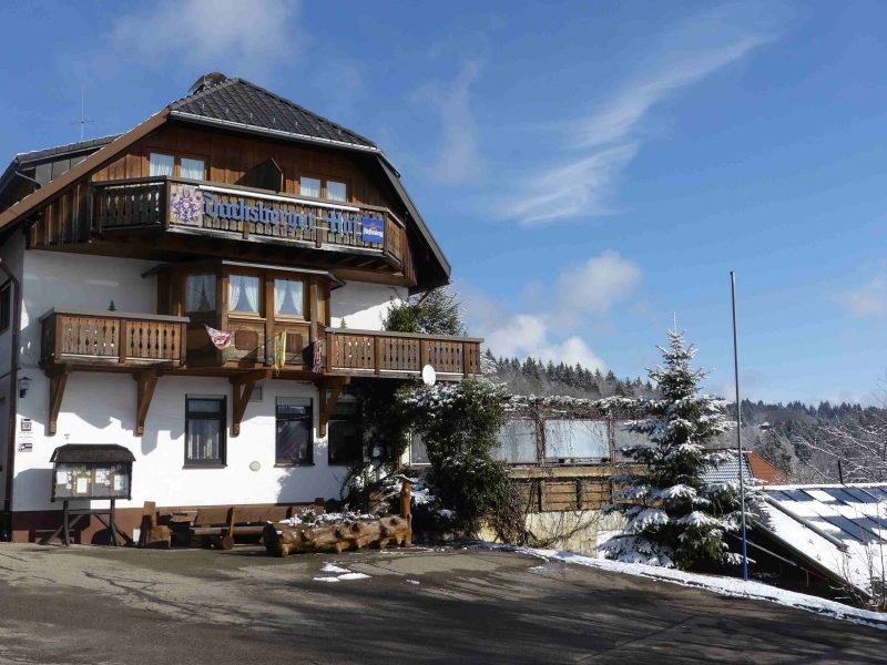 Hotel Frontansicht im Winter