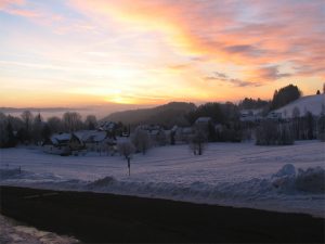 Blick auf eine Schneelandschaft vor dem Dachsberger Hof
